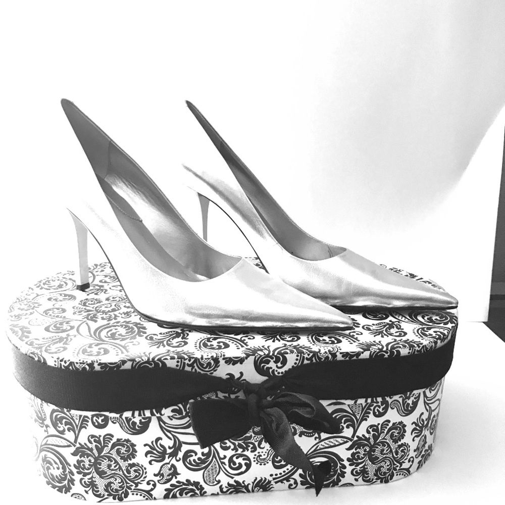 New Nine West silver pumps pointed-Toe