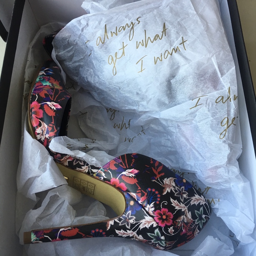 BEBE Heels Size 6 - FARNAZ