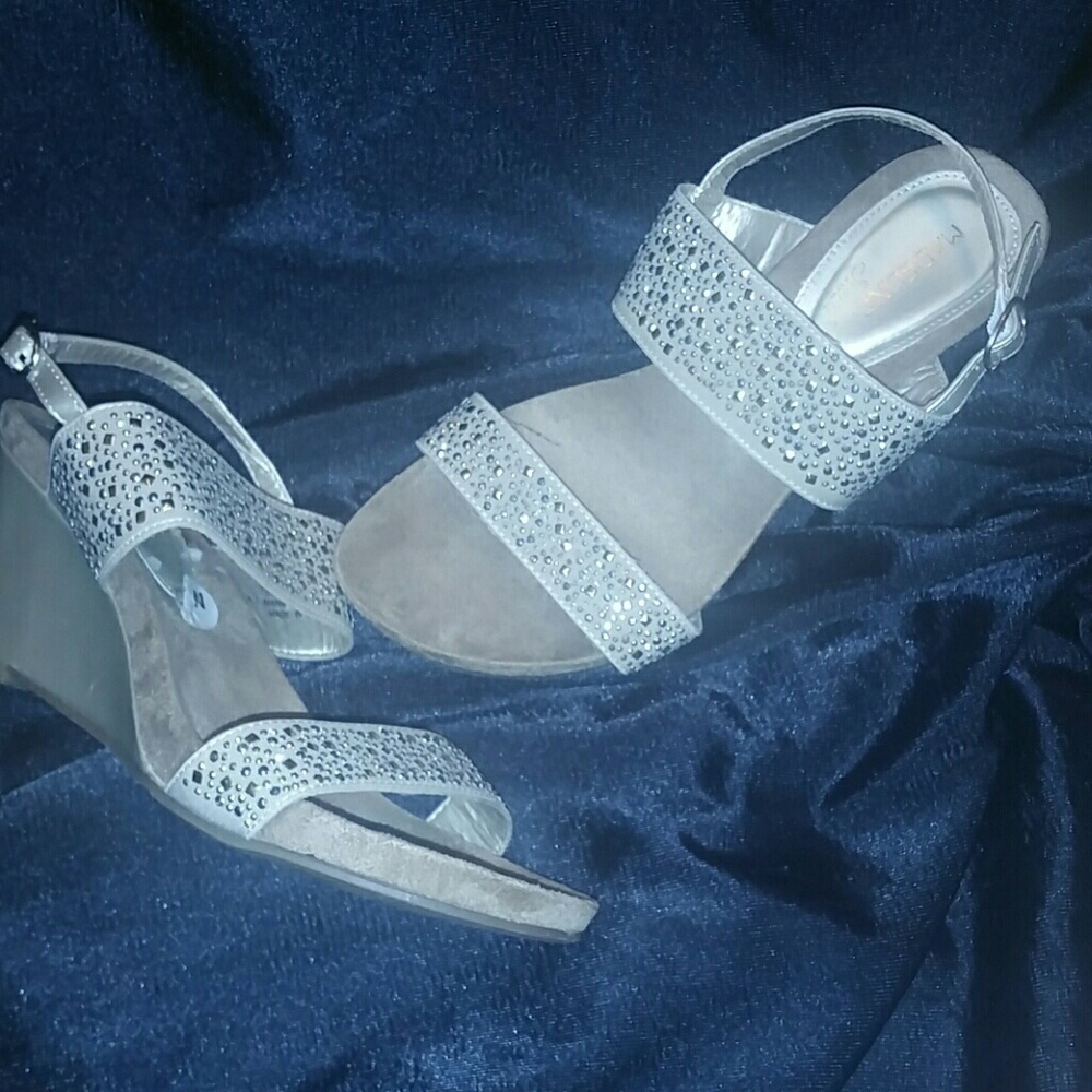 3/$18 Gold wedges 7.5 Wide