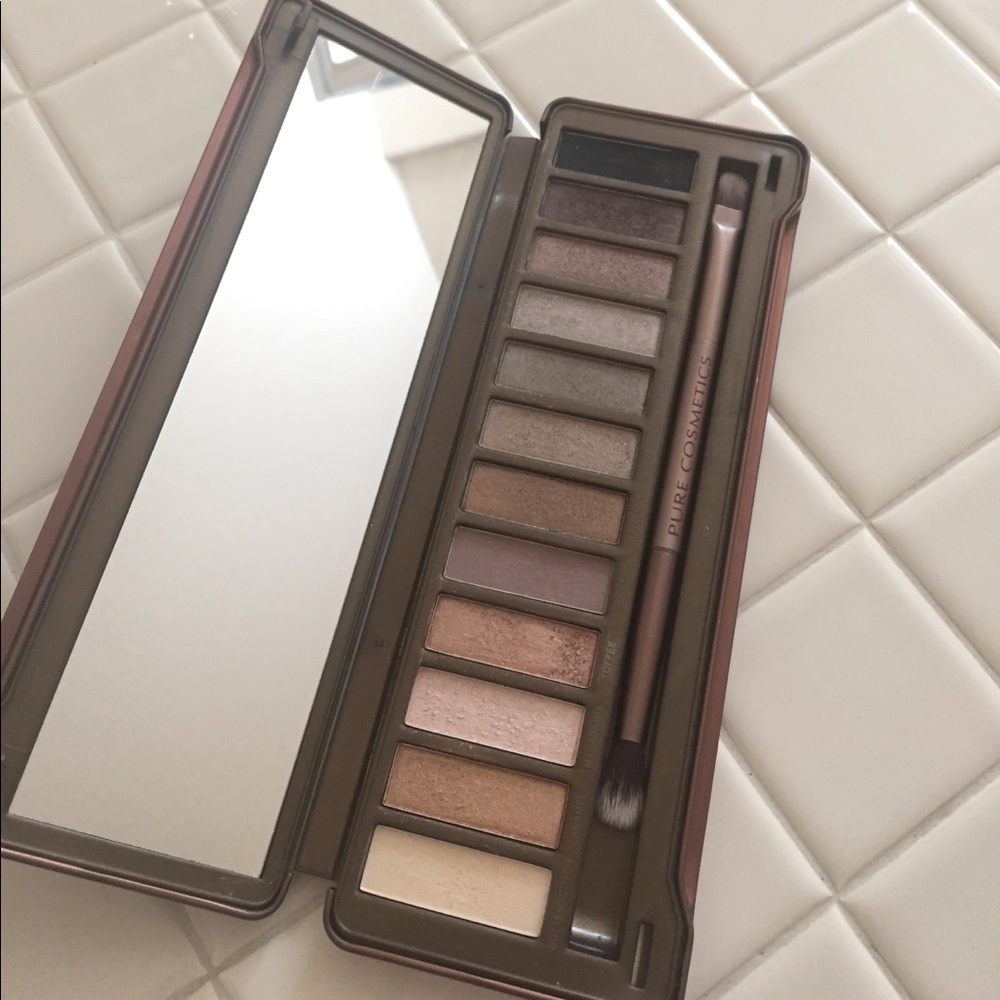 Eye shadow palette.