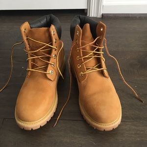 SALE!!!! Like new! Timberland Classic boots -Sz 6M