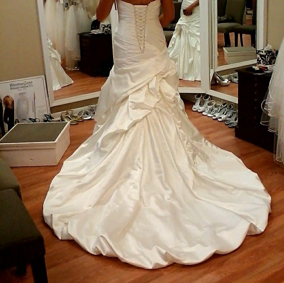 Wedding gown - Picture 2 of 4