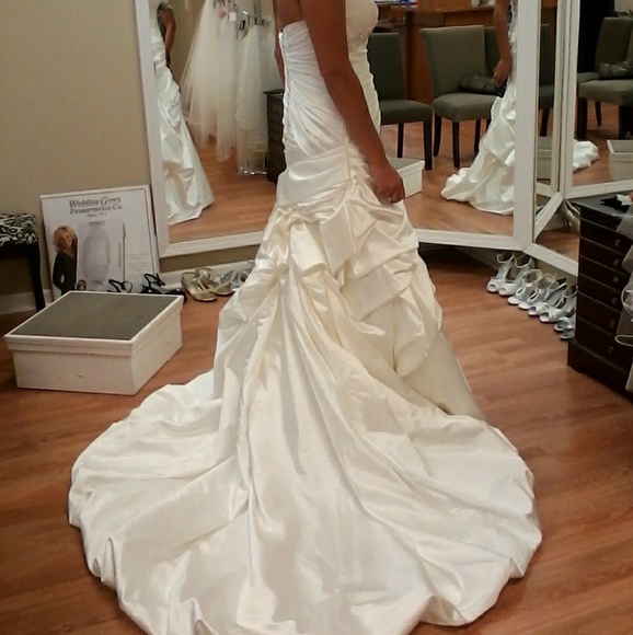 Wedding gown - Picture 4 of 4