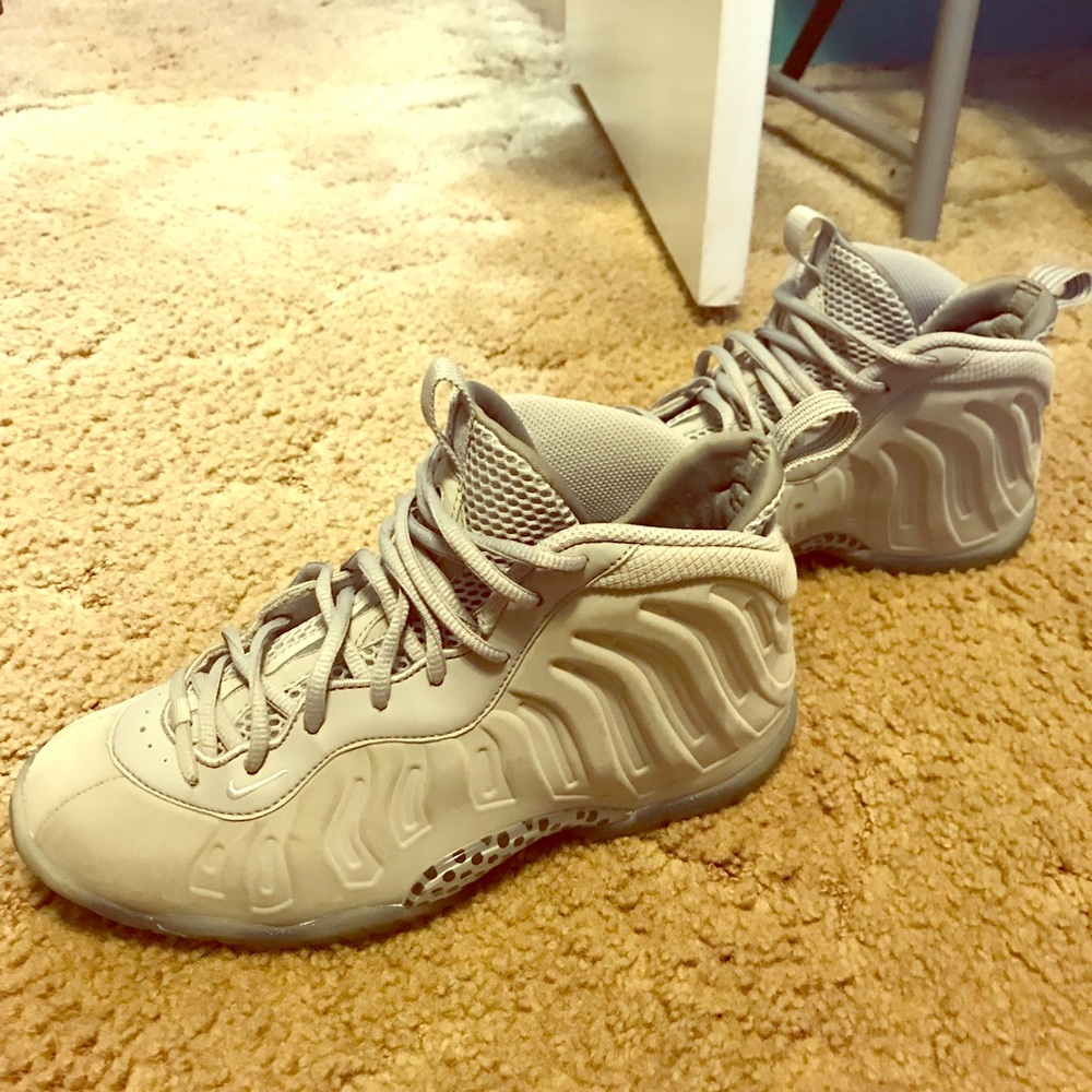 FOAMS FOR SALE! Gray suede size YOUTH 7