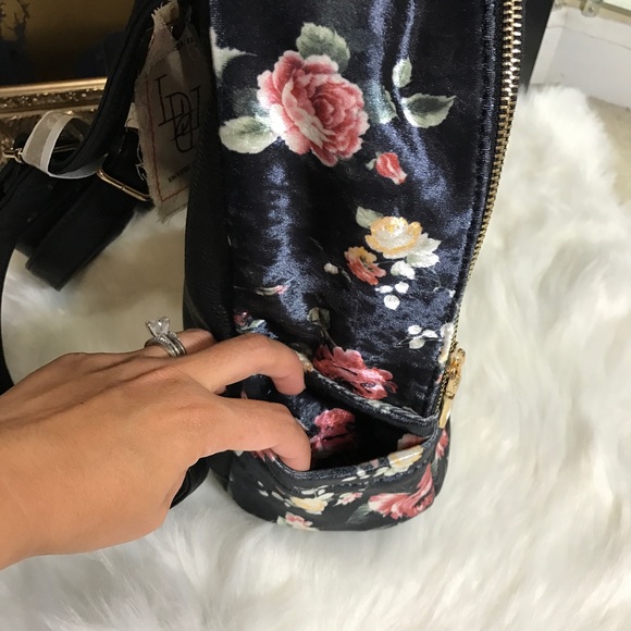 BLACK FLORAL BACKPACK - Picture 5 of 6