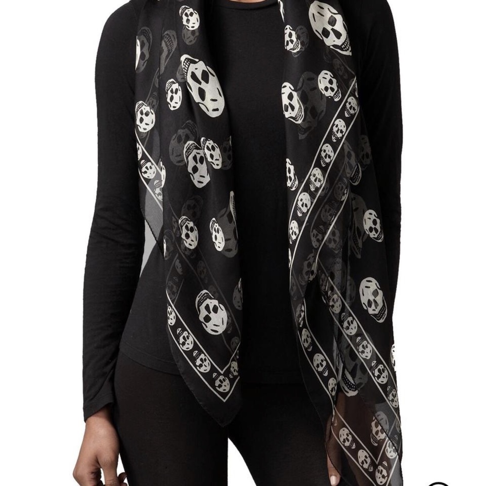 🚫SOLD🚫ALEXANDER MCQUEEN BLACK/WHITE SKULL SCARF