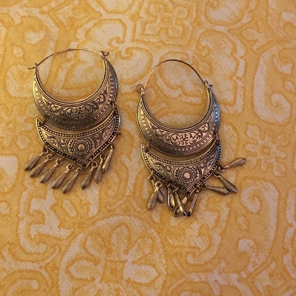 Super cute gold earrings!
