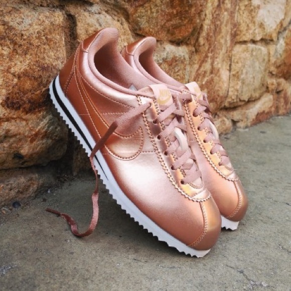 NIKE ROSE GOLD BRONZE WOMENS SHOES SIZE 8.5 SE - Picture 2 of 8