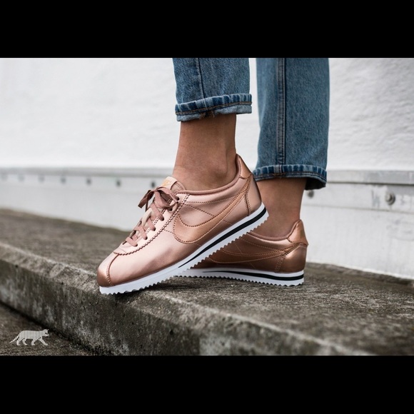 NIKE ROSE GOLD BRONZE WOMENS SHOES SIZE 8.5 SE - Picture 4 of 8