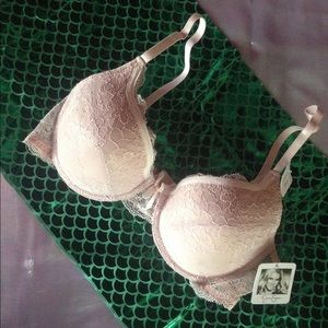 Jessica Simpson nude bra 36C