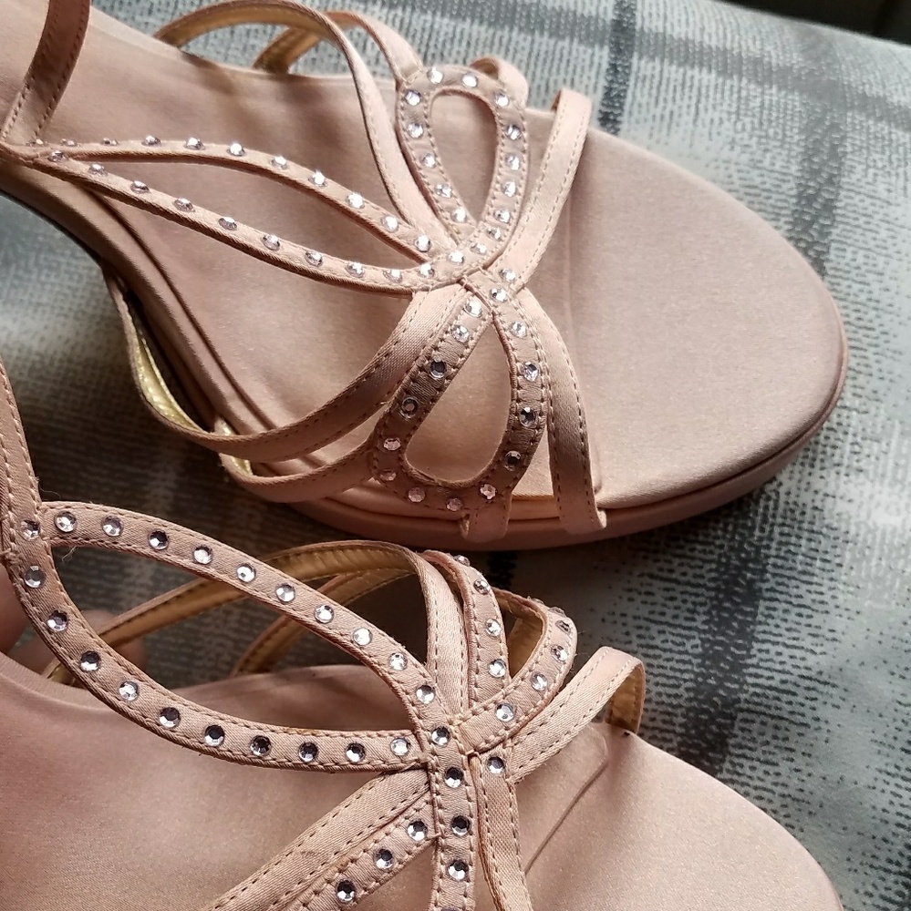 Nwot pink Metaphor heels