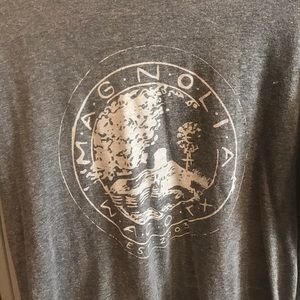 Gray magnolia t-shirt