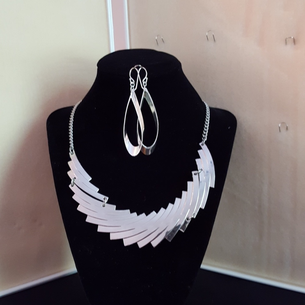 Silver 16" necklace & earrings