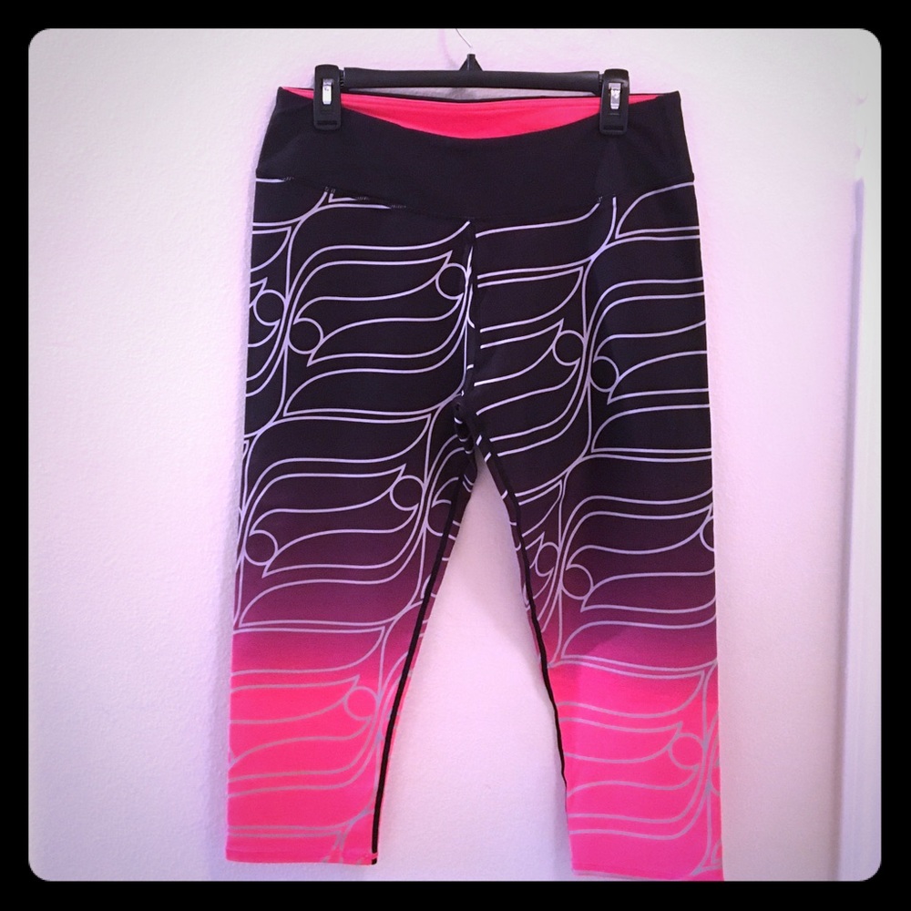 Fabletics Women's Size L Reflective Capri Leggings