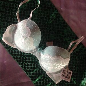 Jessica Simpson adorable 36C bra