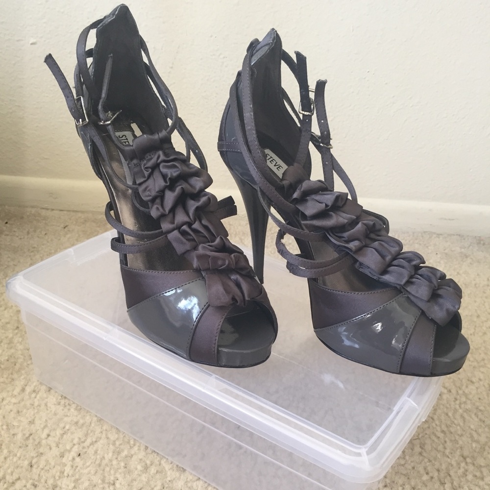 Steve Madden elegant grey sandals