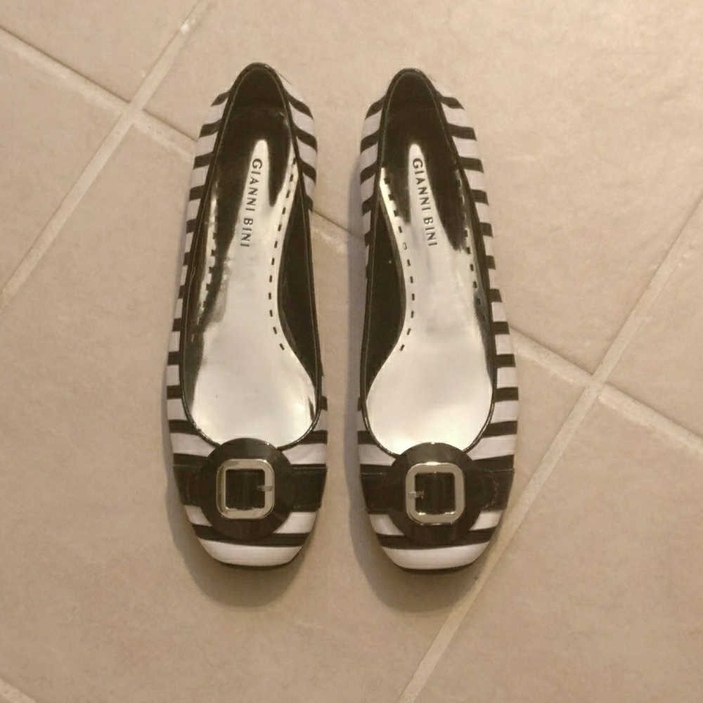 Black n white Gianni Bini flats
