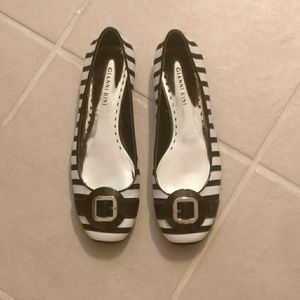Black n white Gianni Bini flats