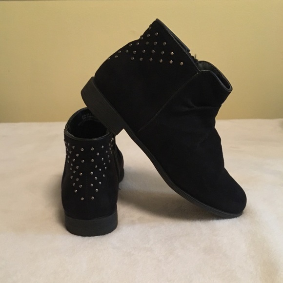 Girls Size 2 Ankle Booties With Studs - Picture 1 of 4