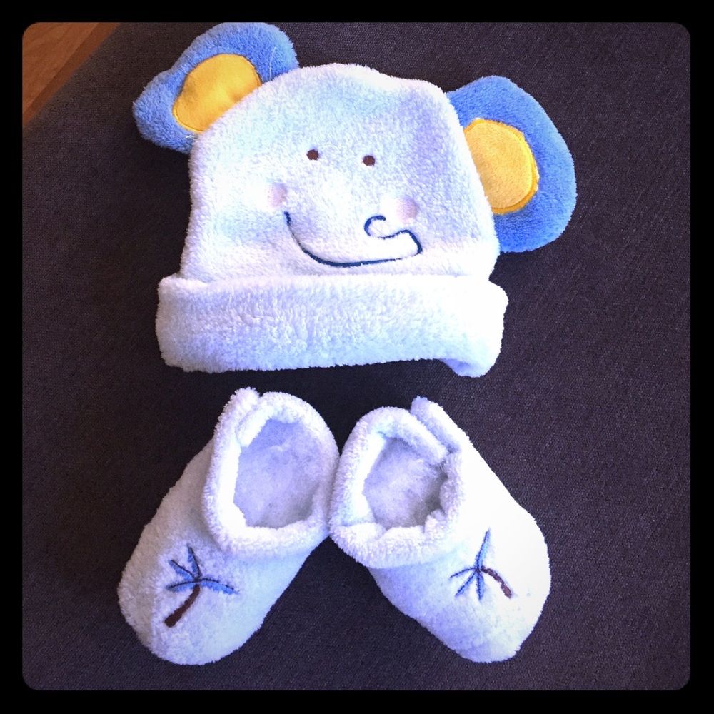 NWOT! 0-3 month 👶 hat and bootie set!