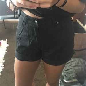Thrifty Jean shorts in black✔️