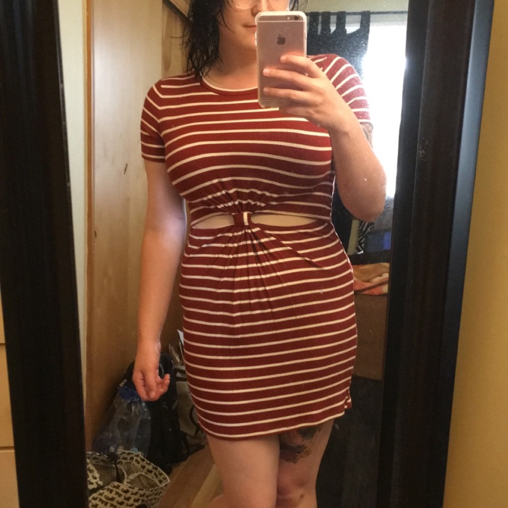 Red and white striped dress with front cut out - Picture 4 of 4