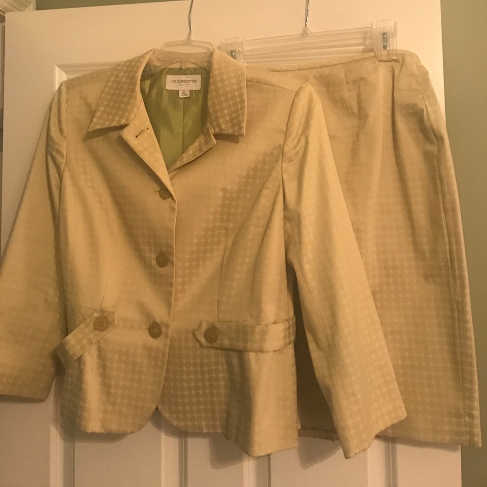 Skirt suit