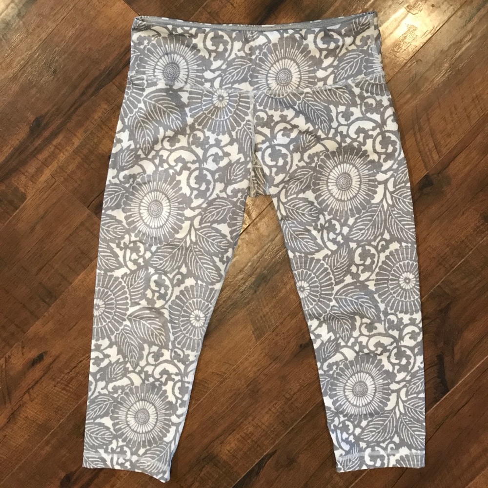 Lululemon crop print size 8