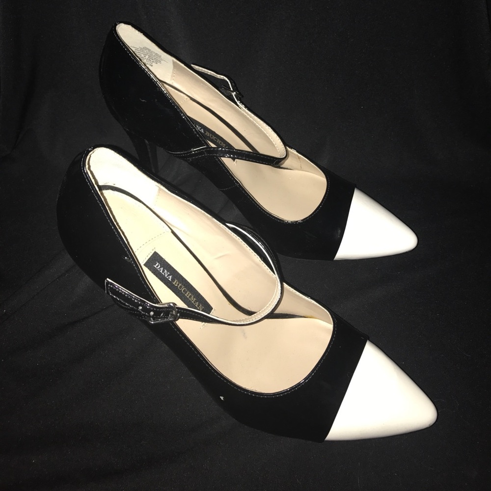 Dana Buchman black & white close-toed pumps