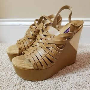 Mojo Moxy Tan Wedges - Size 7.5