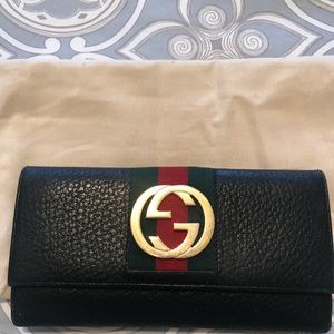Gucci Interlocking GG Black leather snap wallet Gucci Interlocking GG Black leather snap wallet