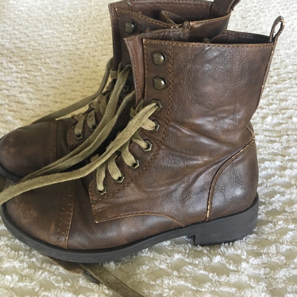 BROWN COMBAT BOOTS