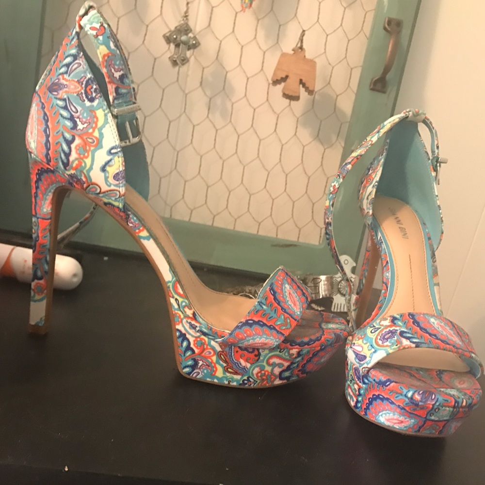 Gianni Bini platform heels w/ ankle strap