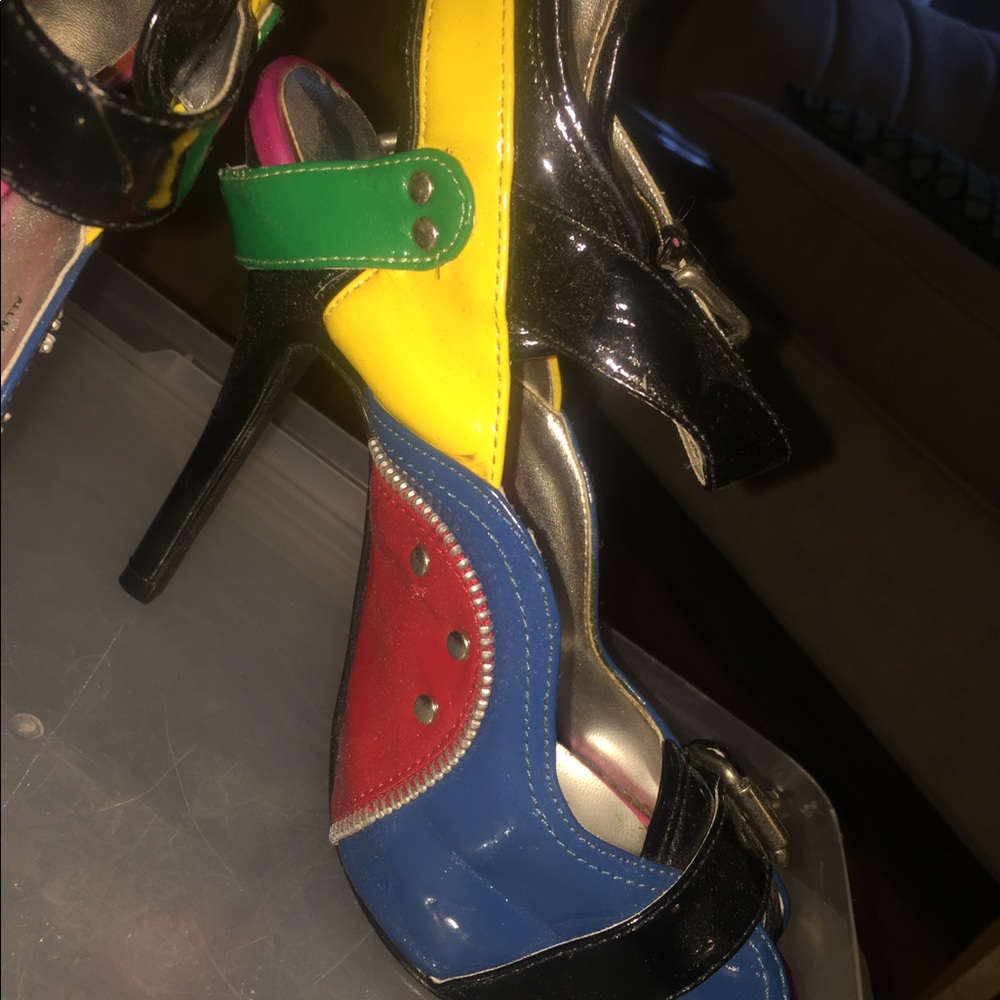 Super Fun Multi Colored 👠!! - Picture 2 of 3