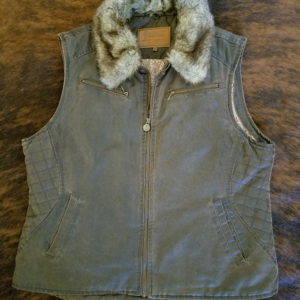 Outback Trading Co Abington vest faux fur collar