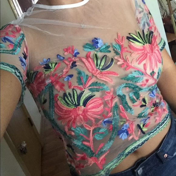 Embroidered short sleeve mesh top - Picture 2 of 3