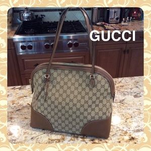 GUCCI Logo zip Bag great condition! GUCCI Logo zip Bag great condition!