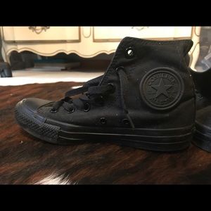 Solid black converse.