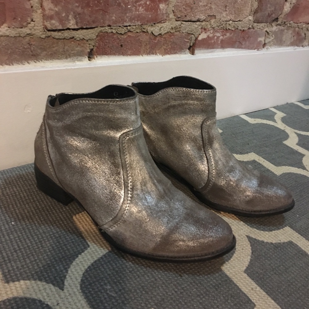 Awesome Metallic Silver Seychelles Booties