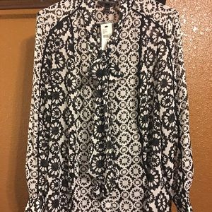 Lane Bryant Black & White Daisy Top w/Pussy Bow Lane Bryant Black & White Daisy Top w/Pussy Bow