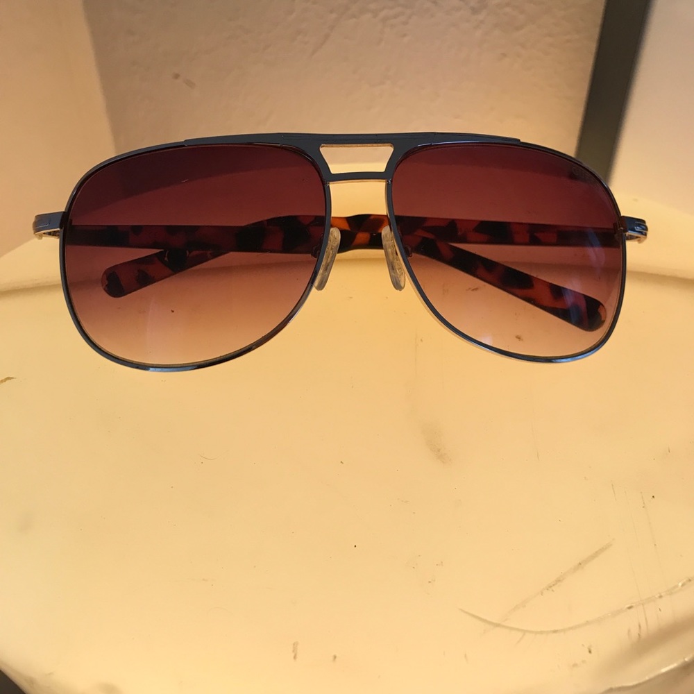 GUESS aviator sunglasses 🕶