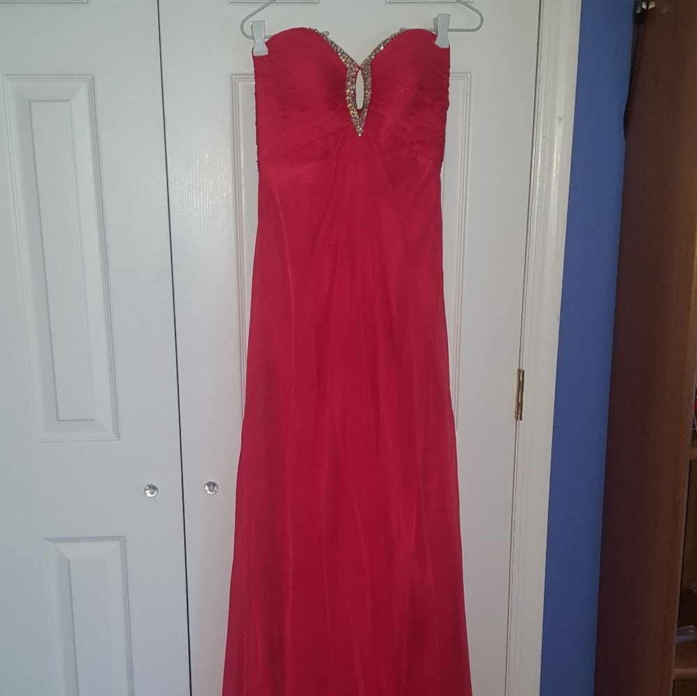 Red Gown - Picture 2 of 8