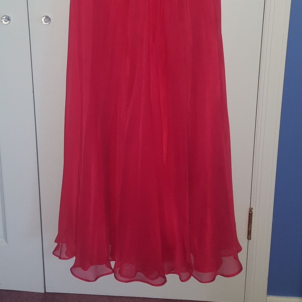 Red Gown - Picture 3 of 8