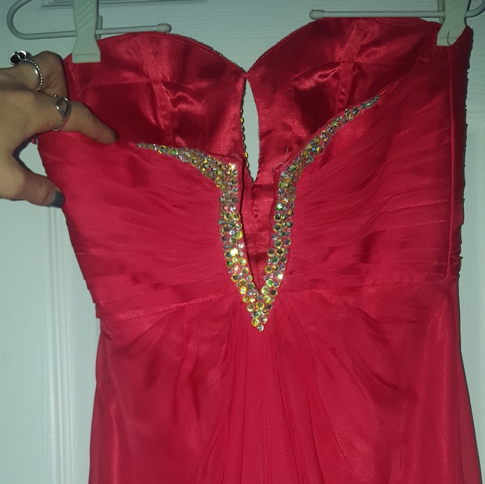 Red Gown - Picture 5 of 8