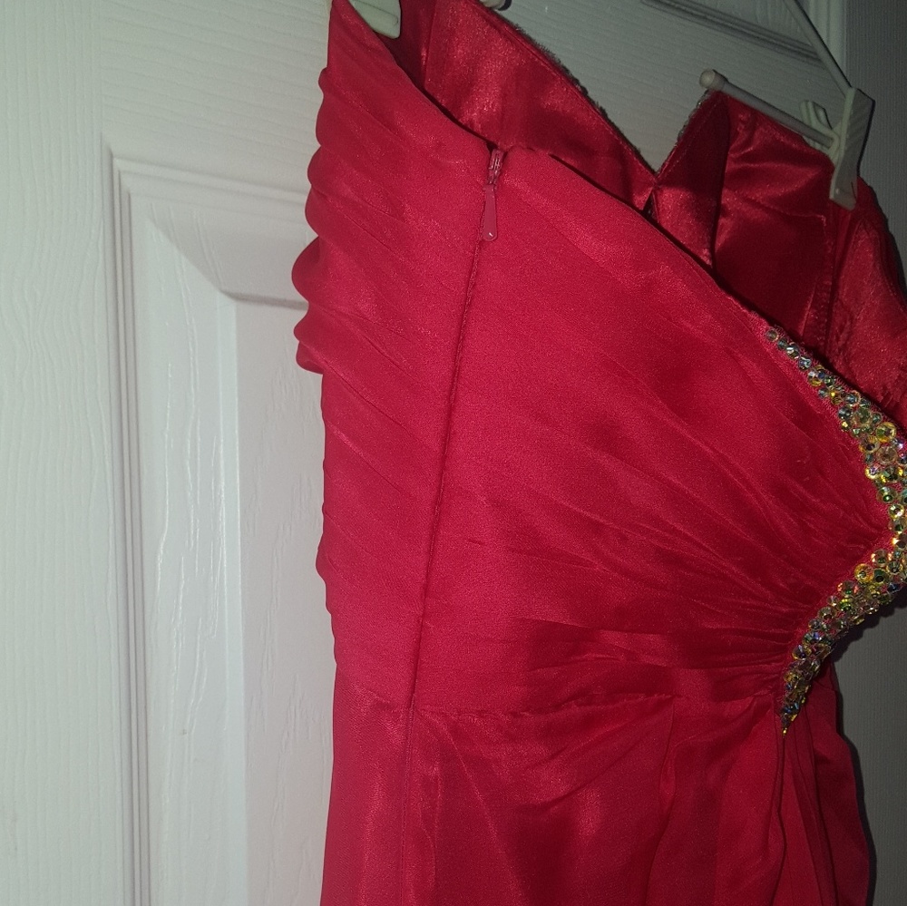 Red Gown - Picture 6 of 8