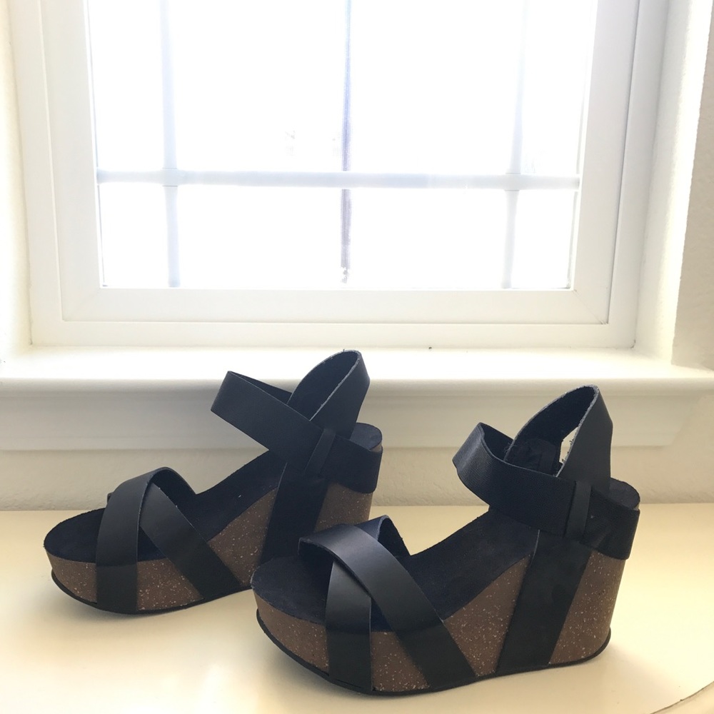 Black wedges