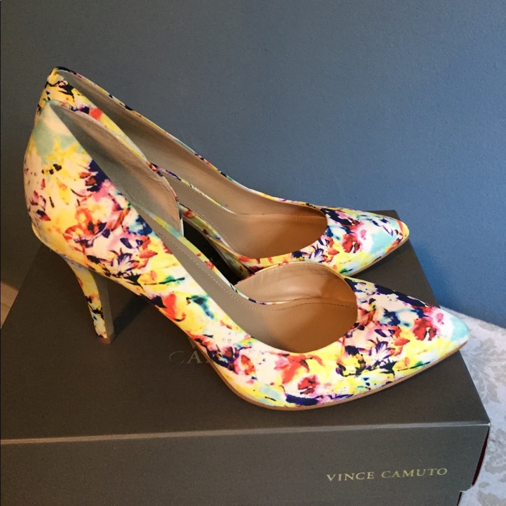 Vince Camuto floral pumps like new