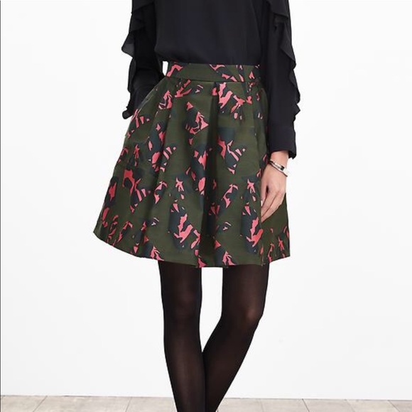 Banana Republic Dresses & Skirts - Banana Republic Jacquard Skirt - Size 8