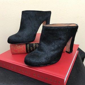 NINA ORIGINALS Nyomi Mule in Black Cow Hair Fur NINA ORIGINALS Nyomi Mule in Black Cow Hair Fur