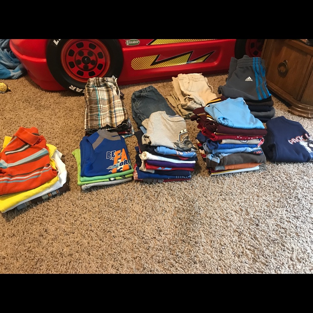 Boys size 4T clothes. See below for more details.